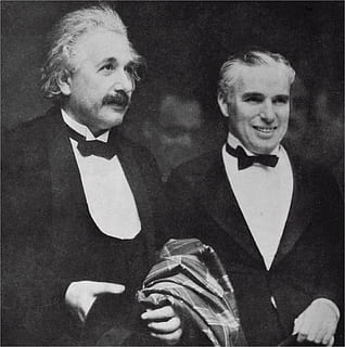 albert, Einstein, fisika, dokter, ilmuwan, potret, dasi kupu-kupu, laki-laki, dalam ruangan, pria muda, orang-orang, tersenyum, dewasa, anak muda, rambut wajah, melihat kamera, jenggot, emosi, dua orang, kedudukan, kebahagiaan, pakaian, pakaian resmi, orang-orang cantik, hubungan pasangan, 1080P, CC0, domain publik, bebas royalti