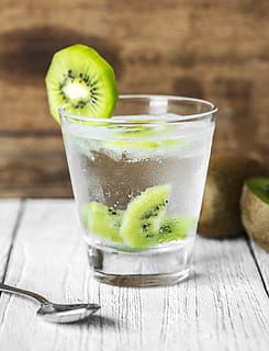 kallt vatten, uttorkning, dryck, dricka, smaksatt, matfotografi, färsk, friskhet, frukt, frukt smaksatt vatten, fruktinfunderat vatten, sjukvård, hälsosam, ört, hemlagad, hydratiserad, infuserat vatten, mat och dryck, dricksglas, hushållsutrustning, förfriskning, glas, trämaterial, mat, skiva, äta nyttigt, studio skott, inomhus, inget folk, närbild, transparent, kiwi, fokusera på förgrunden, citrusfrukt, porslin, mint blad - kulinariska, garnering, mojito, 4K, CC0, offentligt domän, royaltyfria