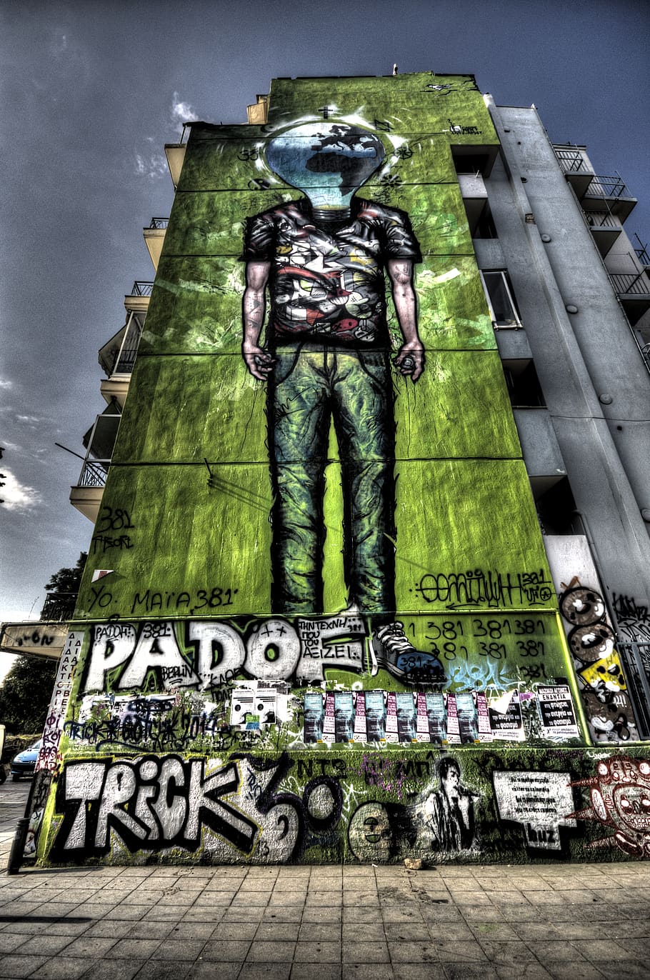 cartell del truc de pado, art, graffiti, arquitectura, estructura construïda, text, representació humana, representació, vista d’angle baix, art i artesania, semblança masculina, exterior de l'edifici, comunicació, escultura, creativitat, dia, guió occidental, cap gent, edifici, estàtua, a l'aire lliure, cel, guió, 4K