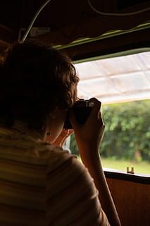mujer, participación, cámara, tomando, foto, vista trasera, difuminar, conceptual, niña, mano, adentro, ligero, persona, fotógrafo, tomando foto, Sacando foto, vestir, una persona, retrato, disparo a la cabeza, ventana, gente real, actividad de ocio, estilos de vida, hombres, beber, interior del vehículo, día, bebida, adulto joven, mirando por la ventana, comida y bebida, café - bebida, adulto, 5K, CC0, dominio público, libre de derechos