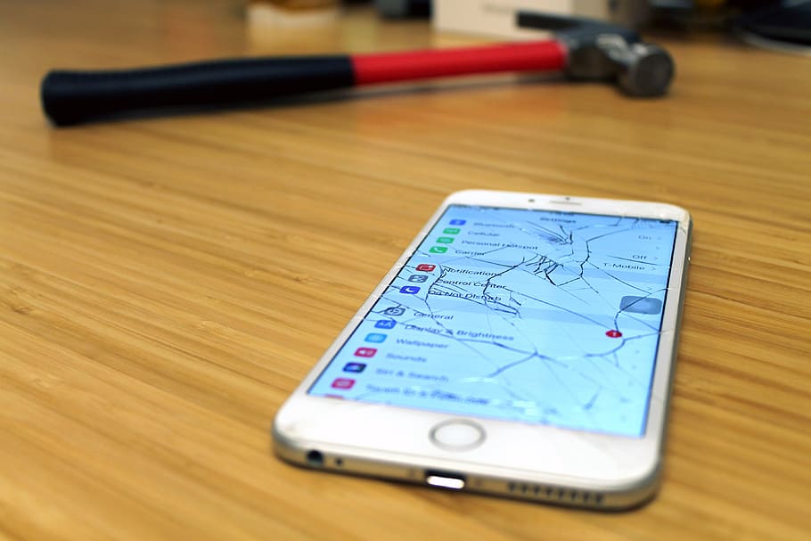 poma, iphone, trencat, pantalla, martell, smartphone, a l'interior, taula, material de fusta, mapa, cap gent, comunicació, tecnologia, tecnologia sense fils, primer pla, connexió, natura morta, enfocament selectiu, llapis, text, orientació, direcció, vista d’angle alt, educació, tauleta digital, bolígraf, gra de fusta, 4K