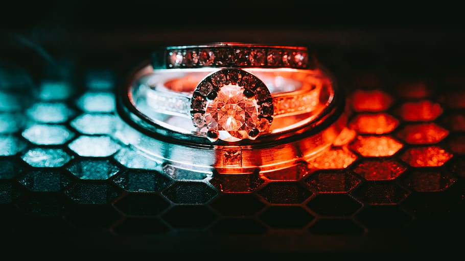 sølvfarvet parring, computer tastatur, tastatur, computer, hardware, computer hardware, elektronik, vietnam, tilbehør, diamant, ædelsten, smykker, Ho Chi Minh City, krystal, armbåndsur, askebæger, bryllup, hochiminhcity, vietnamesiske folk, vietnamesisk kvinde, studio skud, tæt på, ingen mennesker, indendørs, rød, teknologi, geometrisk form, abstrakt, form, natur, cirkel, computerudstyr, overflod, selektiv fokusering, diamant - ædelsten, høj vinkel visning, rigdom, afspejling, sort baggrund, 5K