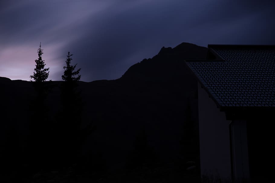 Austràlia, galtür, Alps, arbres, edifici, nit, muntanyes, arquitectura, estructura construïda, cel, exterior de l'edifici, casa, cap gent, núvol - cel, silueta, naturalesa, vespre, muntanya, escenics - natura, fosc, barri residencial, a l'aire lliure, arbre, sostre, vista d’angle baix, casa de camp, 5K
