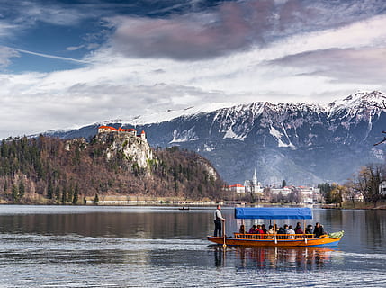 panoramico, vista, ghiaccio, capped, montagne, cielo blu, nuvole, Cloudscape, nuvoloso, freddo, crociera, crociera oceanica, persone, cieli, cielo, la neve, nevoso, turismo, turista, alberi, acqua, inverno, montagna, bellezza nella natura, nave nautica, nuvola - cielo, scenics - natura, mezzi di trasporto, modo di trasporto, lago, natura, albero, catena montuosa, pianta, giorno, scena non urbana, lungomare, idilliaco, all'aperto, nessuno, montagna innevata, aereo passeggeri, 4K, CC0, dominio pubblico, privo di copyright