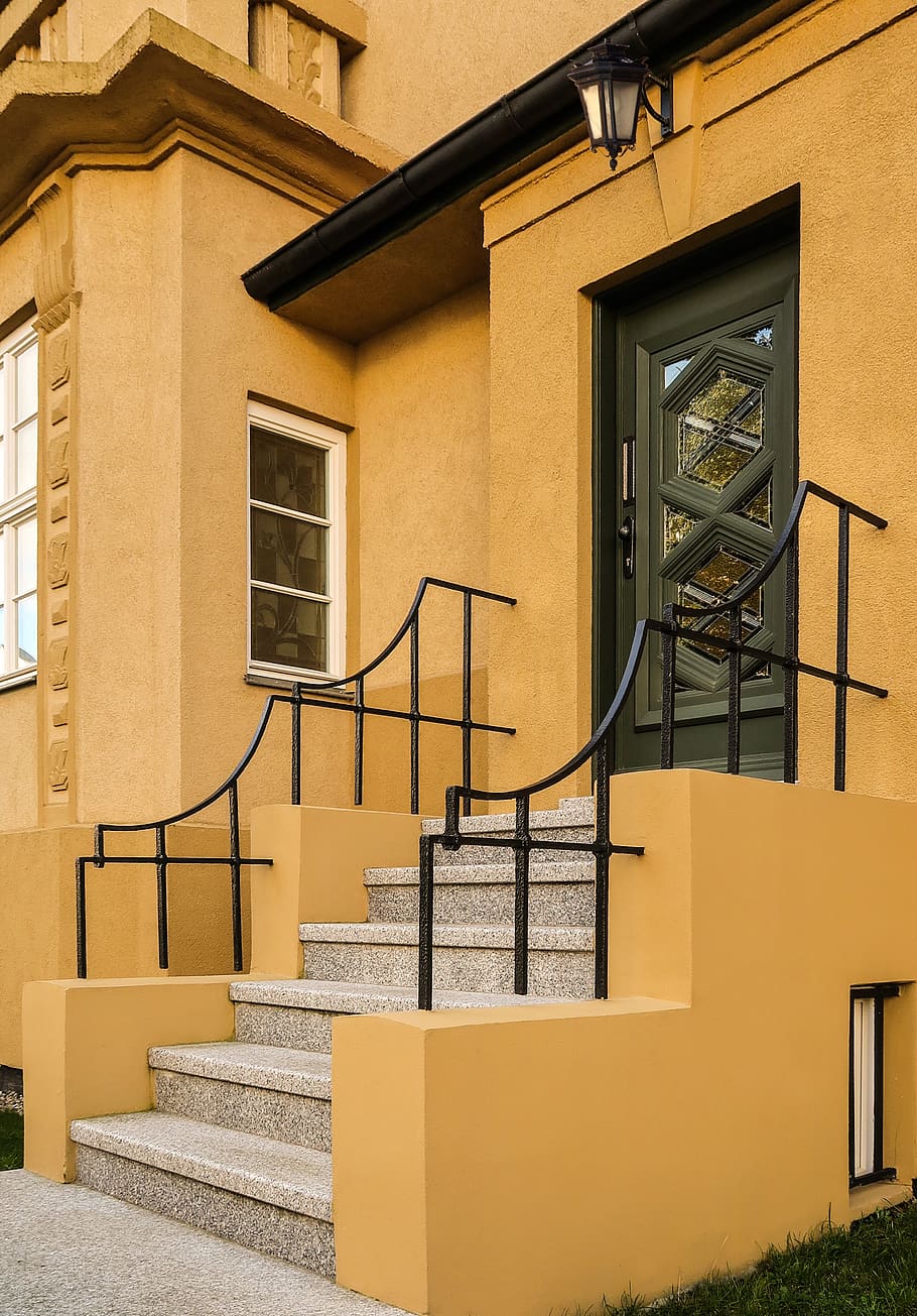 hus, input, dør, arkitektur, bopæl, foran, bay vindue, moderne, trappe, rækværk, ornament, glas, sten-, træ, metal, lanterne, gul, grøn, bygget struktur, bygning udvendig, vindue, bygning, trapper og trapper, boligområde, ingen mennesker, dag, murbygningsfunktion, udendørs, lav vinkel visning, væg, by, belysningsudstyr, indgang, lejlighed, 4K