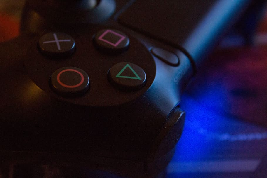 Černá, sony dualshock 4, bezdrátový, ovladač, technologie, detail, uvnitř, číslo, sdělení, nikdo, spojení, selektivní zaměření, svítí, zaměřit se na popředí, klávesnice, řeřavý, umělecká kultura a zábava, stiskněte tlačítko, telefon, řízení, retro stylu, stálý život, text, 5K