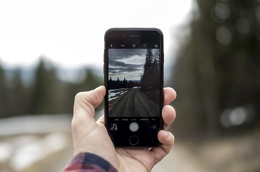 iphone, camera, smartphone, mobiel, mobiele telefoon, appel, afbeelding, telefoon, Bos, winter, weg, bokeh, hand-, menselijke hand, bezit, menselijk lichaamsdeel, fotografie thema's, een persoon, technologie, Draadloze technologie, focus op de voorgrond, slimme telefoon, fotograferen, communicatie, scherm, echte mensen, activiteit, vrijetijdsbesteding, draagbaar informatie-apparaat, dag, levensstijlen, vinger, buitenshuis, 5K
