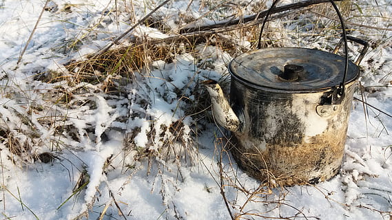 creatore, inverno, freddo, la neve, natura, tè, erba, picnic, la prima neve, sibilo, il pittoresco, brina, stagione, avventura, vacanza, squallido, vista dall'alto, metallo, giorno, terra, campo, temperatura fredda, nessuno, all'aperto, attrezzature domestiche, contenitore, copertura, utensile da cucina, pianta, luce del sole, legno - materiale, acciaio, 4K, CC0, dominio pubblico, privo di copyright