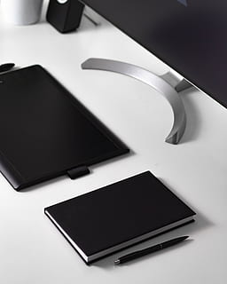 nero, fare clic su penna, accanto, libro, Tablet, pc, elettronica, cellulare, Telefono, tenere sotto controllo, computer, il computer portatile, bianco e nero, minimo, Tech, ufficio, scrivania, diario, disegno, attività commerciale, lavoro, gli appunti, moderno, tecnologia, in casa, vista dall'alto, nessuno, tavoletta digitale, tecnologia wireless, tavolo, connessione, schermo, comunicazione, avvicinamento, natura morta, touch screen, colore nero, girato in studio, sfondo bianco, vuoto, schermo del dispositivo, copia spazio, 4K, CC0, dominio pubblico, privo di copyright
