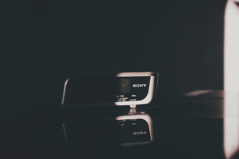tumma, huone, heijastus, sony, elektroninen, tekniikka, laite, sisällä, auto, studio ammuttu, lähikuva, moottoriajoneuvo, ei ihmisiä, kopiointitila, musta tausta, auton sisustus, ajoneuvon sisustus, maa-ajoneuvo, digitaalinen näyttö, viestintä, määrä, kuvaruutu, kuljetustapa, radio, asetelma, 4K, CC0, public domain, rojaltivapaa