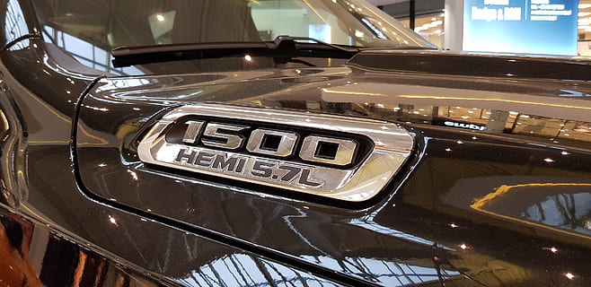 puitteet, 1500, hemi, 5, 7, Amerikka, kuljetustapa, auto, kuljetus, moottoriajoneuvo, maa-ajoneuvo, valaistu, teksti, sisällä, ajovalot, ei ihmisiä, valaistuslaitteet, viestintä, heijastus, julkinen liikenne, yö-, lasi - materiaali, kiinteä, metalli-, 4K, CC0, public domain, rojaltivapaa