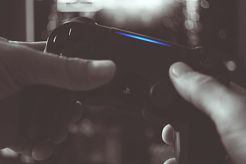 hitam, putih, foto, pria, memegang, sony ps4, ps4, nirkabel, pengontrol, permainan, tangan, playstation, warna selektif, jempol, tangan manusia, bagian tubuh manusia, dalam ruangan, satu orang, merapatkan, orang sungguhan, fokus pada latar depan, fokus selektif, gaya hidup, bagian tubuh, orang yang tidak dikenal, lensa suar, malam, tidak fokus, perspektif pribadi, kegiatan waktu luang, jari, anggota tubuh manusia, 5K, CC0, domain publik, bebas royalti