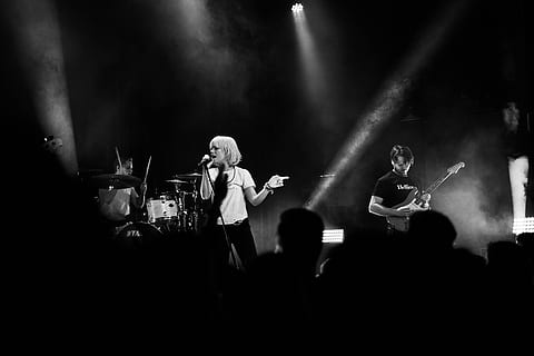paramore sul palco, attività ricreative, strumento musicale, chitarra, persona, umano, musicista, palcoscenico, esecutore, chitarrista, folla, gruppo musicale, illuminazione, concerto, concerto rock, percussione, tamburo, batterista, stasera vivo, vivere, musica, cultura artistica e intrattenimento, stage - spazio per le prestazioni, prestazione, artista, evento, evento artistico, godimento, giocando, musica rock, gruppo di persone, attrezzatura musicale, vita notturna, strumento a corda, concerto di musica popolare, abilità, Festival musicale, 5K, CC0, dominio pubblico, privo di copyright