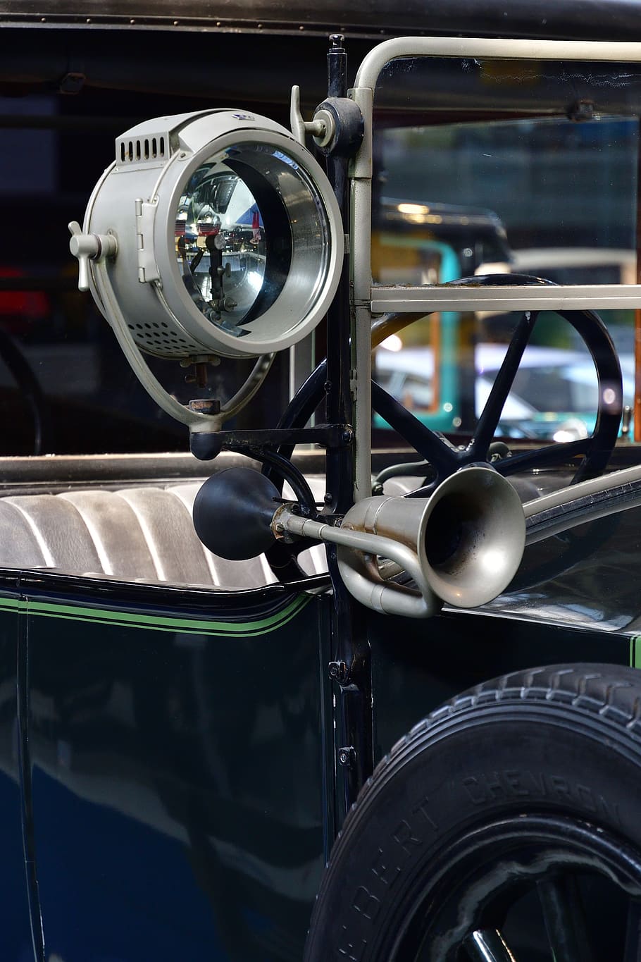 Belgien, Brüssel, Transportmittel, Nahansicht, Transport, Metall, Landfahrzeug, Maschinen, Fokus auf den Vordergrund, keine Leute, drinnen, Technologie, Industrie, Tag, Oldtimer, Steuerung, Ausrüstung, Reise, silberfarben, Kreis, Rad, 4K