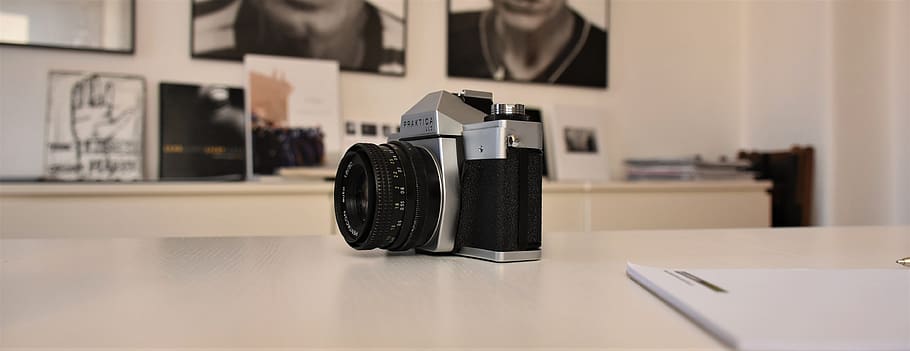 kamera, analog, studie, nostalgi, retro, fotokamera, gammel, retro look, teknologi, indspilning, linse, film, indendørs, ingen mennesker, forretning, sort farve, mode, bord, fotografering temaer, fokus på forgrunden, kunstkultur og underholdning, læder, virksomhedernes forretning, selektiv fokusering, meddelelse, hjem interiør, trådløs teknologi, hylde, pæn, fravær, hjemlige værelse, boutique, herretøj, 4K