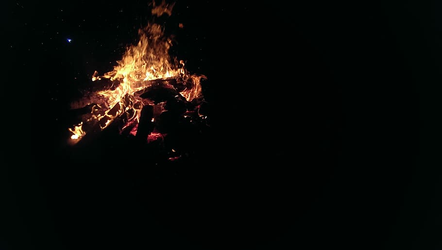 fosc, nit, foc, flama, foguera, calenta, llum, llenya, cremant, foc - fenomen natural, calor - temperatura, brillant, il·luminat, còpia espai, cultura i entreteniment artístic, moviment, cap gent, celebració, naturalesa, esdeveniment, a l'aire lliure, color taronja, fum - estructura física, focs artificials, 2K