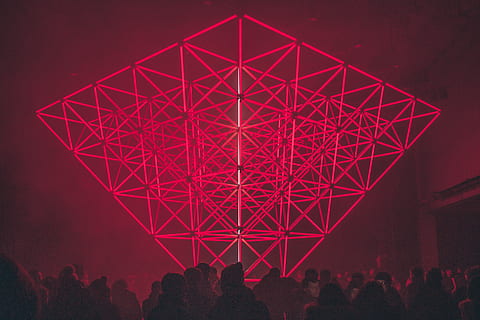 červený diamant standee, skupina lidí, Červené, architektura, noc, dav, spojení, stavba, nebe, lidé, Příroda, umělecká kultura a zábava, tvar, skutečných lidí, zážitek, technologie, sdělení, geometrický tvar, moderní, volnočasové aktivity, noční život, 5K, CC0, veřejná doména, bez autorských práv