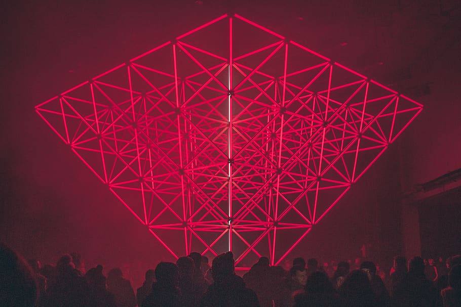 červený diamant standee, skupina lidí, Červené, architektura, noc, dav, spojení, stavba, nebe, lidé, Příroda, umělecká kultura a zábava, tvar, skutečných lidí, zážitek, technologie, sdělení, geometrický tvar, moderní, volnočasové aktivity, noční život, 5K