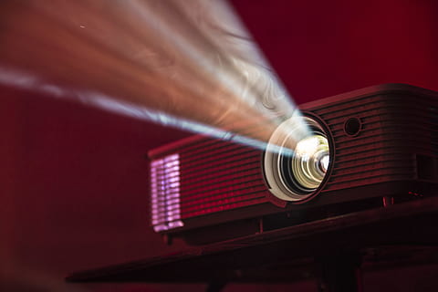 fordult, vezette, vetítő, asztal, fény, sugár, fénysugár, hang-, vizuális, tech, technológia, bemutatás, sötét, lámpa, audio-vizuális, film, program, felszerelés, fényképezőgép - fényképészeti berendezések, egyetlen objektum, zene, nem ember, hang, világító berendezések, közelkép, 5K, CC0, közkincs, jogdíjmentes