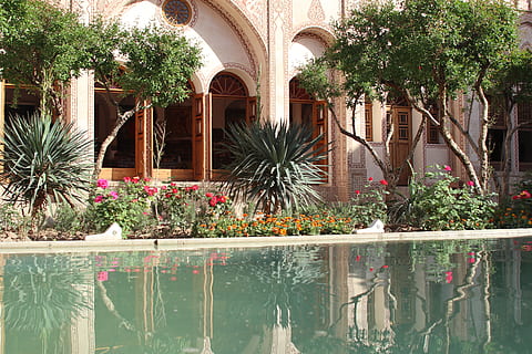 kashan, iran, عامریها, ameriha, اشان, خانه, casa antiga, planta, arquitectura, reflexió, aigua, estructura construïda, exterior de l'edifici, arc, naturalesa, arbre, edifici, planta amb flors, flor, dia, creixement, cap gent, llac, bellesa a la natura, davant del mar, a l'aire lliure, columna arquitectònica, piscina, luxe, pati, 5K, CC0, domini públic, lliure de regalies