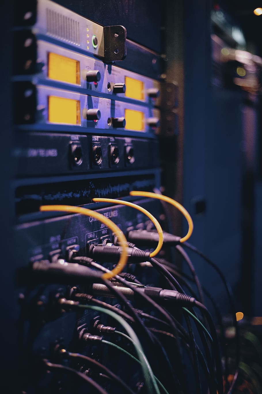 schwarze Kabel, Kabel, Verbindung, Daten, Elektronik, Ausrüstung, Ethernet, Industrie, Internet, Netzwerk, Gestell, Zimmer, Sicherheit, Server, Bedienung, technisch, Technologie, Draht, Nahansicht, Kommunikation, Computernetzwerk, drinnen, keine Leute, Elektrizität, Netzwerkanschlussstecker, selektiver Fokus, Computer, Fokus auf den Vordergrund, Netzwerkserver, Computerausrüstung, Netzteil, kabellose Technologie, elektrische Ausrüstung, Komplexität, Verbindungsblock, elektrische Komponente, 5K