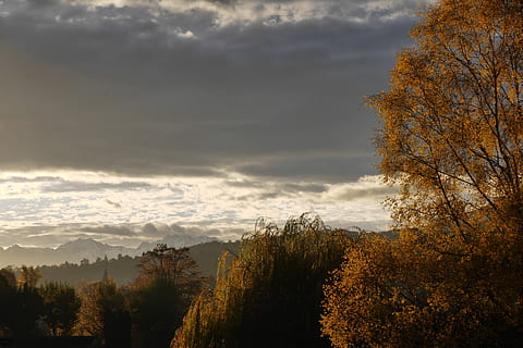 hd tapet, tapet, baggrund, efterår, landskab, bjerg, sne, træ, Skov, himmel, jord, sol, solnedgang, autumn`, skønhed i naturen, plante, scenics - natur, sky - himmel, ro, rolig scene, natur, vækst, ingen mennesker, ikke-urbane scene, idyllisk, udendørs, sollys, orange farve, lave om, 5K, CC0, offentligt domæne, royaltyfrie
