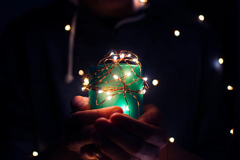 Licht, Lichtraum, Polizist, Kupfer, Kerze, Kerzen, erleichtern, Überlagerung, Dope, Beleuchtung, beleuchtet, menschliche Hand, halten, Hand, menschliches Körperteil, glühend, Nahansicht, eine Person, Verbrennung, Feuer, Lichtanlage, Spiritualität, Nacht-, Licht - natürliches Phänomen, Religion, Hitze - Temperatur, Flamme, Feuer - natürliches Phänomen, drinnen, Finger, 5K, CC0, gemeinfrei, lizenzfrei