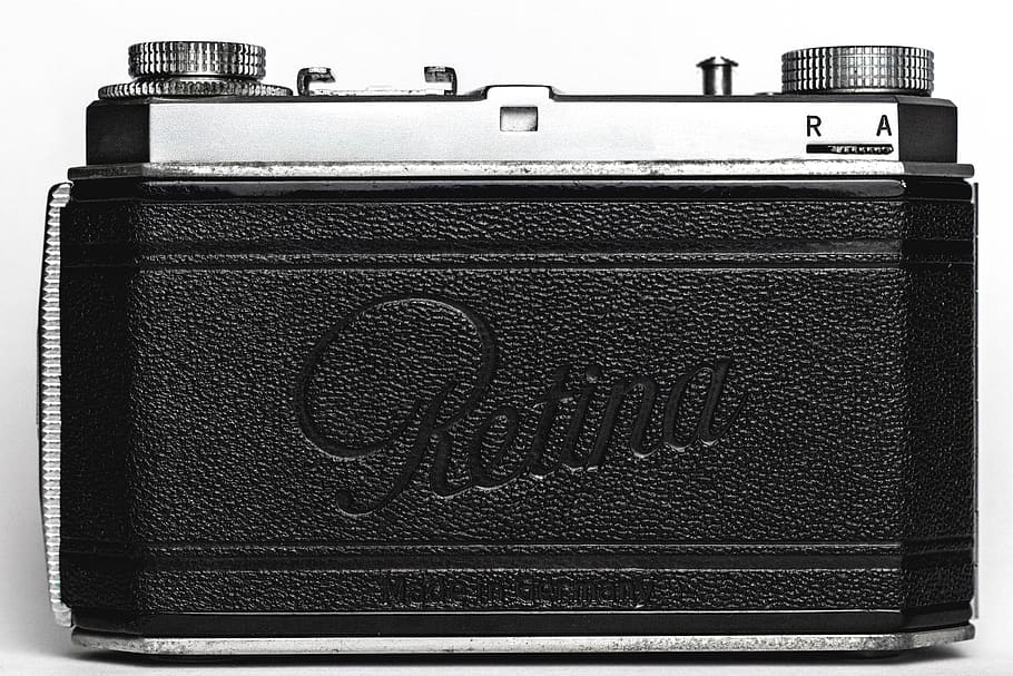 fotocamera retina nera, sfondo bianco, nessuno, singolo oggetto, in stile retrò, ritagliare, tecnologia, girato in studio, vecchio, avvicinamento, bagaglio, valigia, cultura artistica e intrattenimento, in casa, colore nero, viaggio, ventiquattrore, altoparlante, musica, testo, pelle, materiale elettrico, 5K