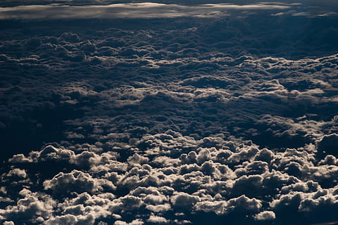 céu, nuvem, vôo, azul, nuvem - céu, beleza na natureza, scenics - natureza, tranquilidade, cloudscape, cena tranquila, natureza, ninguém, vista aérea, dia, ao ar livre, idílico, visão de alto ângulo, quadro completo, luz solar, origens, céu dramático, nublado, meio Ambiente, acima, suavidade, meteorologia, 2K, CC0, domínio público, royalty free