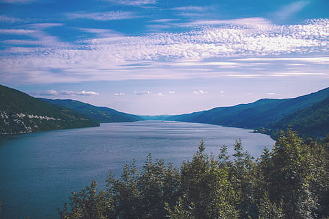 #flod, #trees, #landskab, #clouds, #rejse, himmel, skønhed i naturen, vand, scenics - natur, sky - himmel, rolig scene, ro, bjerg, træ, plante, natur, hav, ikke-urbane scene, ingen mennesker, idyllisk, jord, udendørs, dag, 5K, CC0, offentligt domæne, royaltyfrie