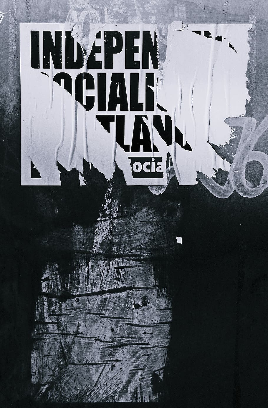 text, etiqueta, pòster, publicitat, adhesiu, paper, flyer, fulletó, art, paraula, collage, alfabet, graffiti, silueta, escriptura a mà, cal·ligrafia, roba, batman, vehicle, comunicació, guió occidental, funció de construcció de parets, arquitectura, lletra majúscula, dia, estructura construïda, signe, paret, cap gent, guió, script no occidental, a l'aire lliure, creativitat, art i artesania, Color blanc, missatge, 2K