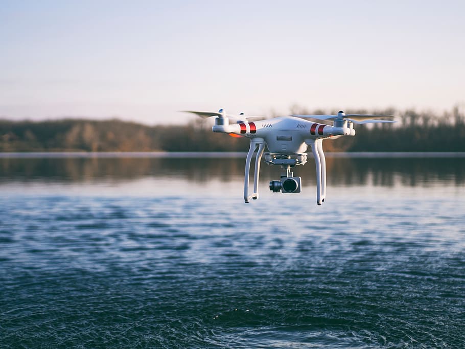 drone, càmera, núvols, cel, vídeo, registre, aigua, oceà, mar, riu, llac, naturalesa, tecnologia, volant, transport, vehicle aeri, a l'aire, cap gent, moviment, dia, tecnologia sense fils, futurista, càmera - equip fotogràfic, flotant, a l'aire lliure, cel clar, seguretat, germà gran - concepte orwelliano, 4K