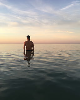 homem na água, de praia, nuvens, alvorecer, luz do dia, tarde, horizonte, panorama, lazer, homem, oceano, pessoa, reflexão, cênico, mar, vista do mar, Beira Mar, céu, verão, Dom, por do sol, agua, uma pessoa, tranquilidade, cena tranquila, beleza na natureza, beira-mar, sem camisa, scenics - natureza, natureza, nuvem - céu, horizonte sobre a água, Férias, feriado, viagem, idílico, atividade de lazer, ao ar livre, 2K, CC0, domínio público, royalty free