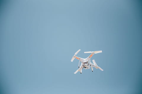 drone, vol, clair, ciel, Contexte, des nuages, contrôle, Découverte, en volant, avion, hélice, aérien, livraison, numérique, tournage, voler, loisir, innovation, surveillance, mouvement, la photographie, quadcoptère, robot, Sécurité, espion, supervisé, sondage, La technologie, sans équipage, véhicule, vidéographie, sans fil, véhicule aérien, mode de transport, transport, bleu, espace de copie, personne, en plein air, ciel clair, en mouvement, journée, industrie aérospaciale, la nature, Voyage, au dessus de, fond bleu, 2K, CC0, domaine public, libre de droits
