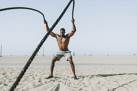 home, formació, força, exercici, aptitud, entrenant, fer exercici, dur, fort, exercici de corda, muscular, múscul, salut Masculina, paio, en forma, masculí, nucli, culturisme, afroamericà, platja, homes, a l'aire lliure, sorra, gent, esport, construcció muscular, mar, mascles, estiu, estils de vida, ètnia caucàsica, adult, estil de vida saludable, adult jove, una persona, diversió, acció, sense camisa, home jove, vacances, atleta, activitat d'oci, dia, el cos humà, recerca recreativa, naturalesa, relaxació, felicitat, longitud completa, corda, un sol home, activitat, 4K, CC0, domini públic, lliure de regalies