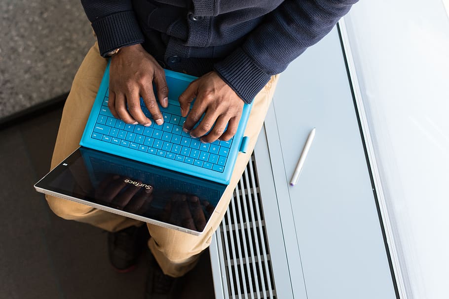 person typing, blå, bærbar computer, tæt på, elektronik, hænder, indendørs, tastatur, bærbar, mand, kontor, pen, person, fjernbetjening, værelse, skærm, sidder, teknologi, maskinskrivning, trådløs, arbejder, en person, forbindelse, voksen, trådløs teknologi, høj vinkel visning, computer, dag, midsection, forretning, meddelelse, bedrift, forfra, bekvemmelighed, digital tablet, menneskelig hånd, forretningsmand, 5K