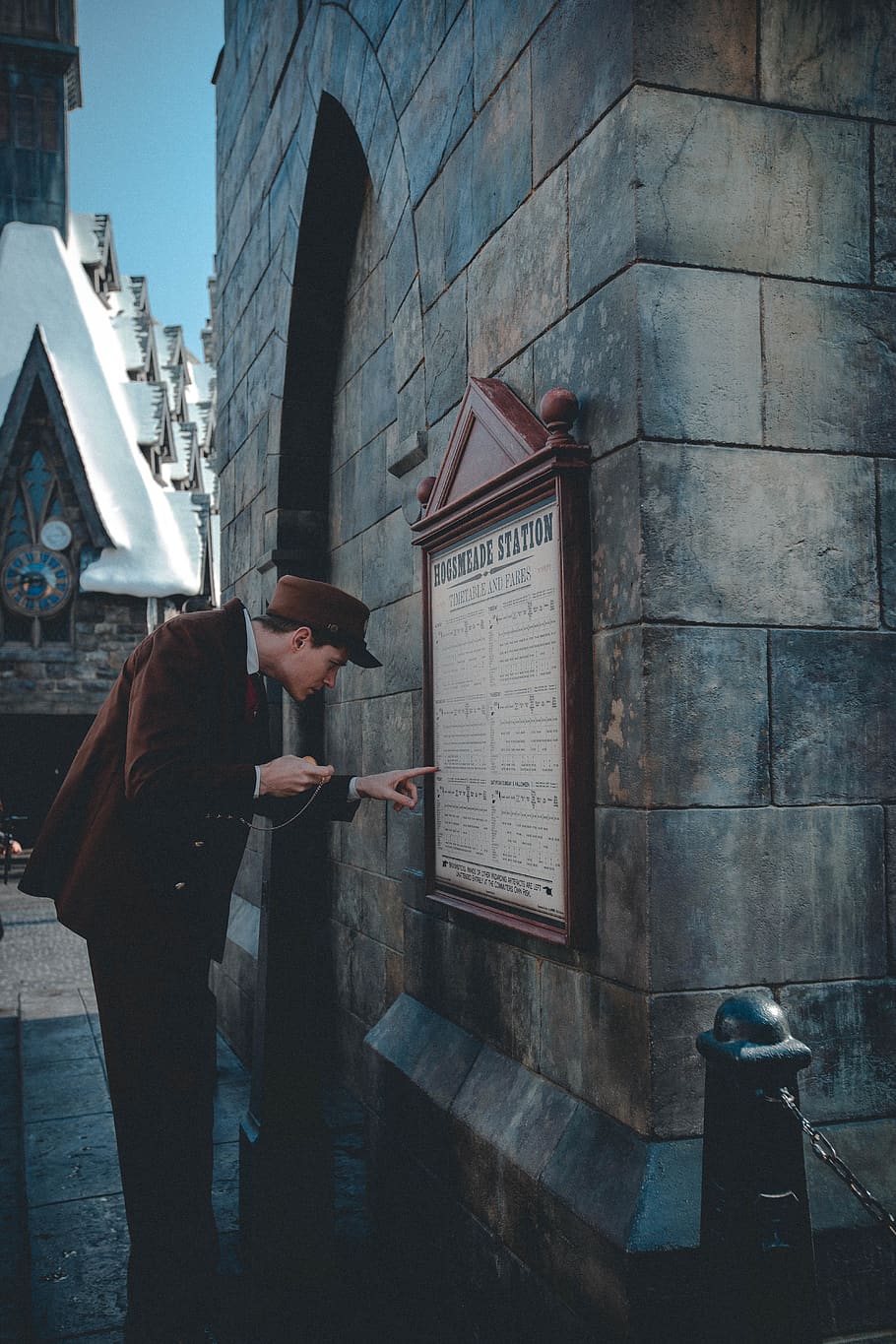 uomo, analizzare, cercare, guardare, grafico, abbigliamento, capi di abbigliamento, studio universale, persona, umano, cappotto, Giappone, Osaka, completo da uomo, ritratto, Harry Potter, pantaloni, Torre dell'orologio, costruzione, Torre, architettura, pietra da lastrico, smoking, pneumatico, struttura costruita, persone reali, esterno dell'edificio, in piedi, una persona, comunicazione, detenzione, giorno, stili di vita, attività di svago, città, parete, caratteristica della parete, uomini, donne, finestra, all'aperto, 5K
