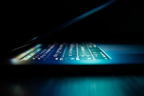 electrònica, maquinari, ordinador, maquinari de l'ordinador, teclat d’ordinador, telèfon, portàtil, PC, highend, fantasyflip, color, teclat, brillant, pro, MacBook, fosc, poma, mac, llibre, tecnologia, comunicació, tecnologia sense fils, a l'interior, tir de l'estudi, primer pla, connexió, cap gent, il·luminat, blau, equips informàtics, nit, control, sol objecte, fons negre, música, negocis, 5K, CC0, domini públic, lliure de regalies