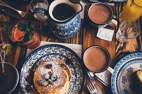 albastru, alb, ceramică, dinnerware, a stabilit, masa, mancare si bautura, alimente, prospeţime, băutură, în interior, mănâncă ustensile, ustensile de bucatarie, vedere în unghi mare, natură moartă, farfurie, gata să mănânce, gustare, direct deasupra, linguriţă, masă, cafea, ceașcă, nici o persoana, halbă, mic dejun, sticlă, 5K, CC0, domeniu public, fără drepturi de autor