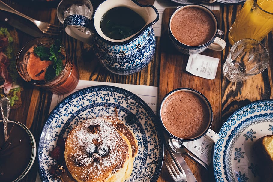 albastru, alb, ceramică, dinnerware, a stabilit, masa, mancare si bautura, alimente, prospeţime, băutură, în interior, mănâncă ustensile, ustensile de bucatarie, vedere în unghi mare, natură moartă, farfurie, gata să mănânce, gustare, direct deasupra, linguriţă, masă, cafea, ceașcă, nici o persoana, halbă, mic dejun, sticlă, 5K