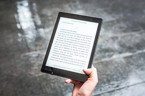 asmuo, ūkyje, juoda, E-Knygos skaitytojas, prietaisą, e-knyga, el. skaitytuvas, ebook, elektronika, ranka, kobo, skaityti, skaitytojui, skaitymas, ekranas, technologijos, komunikacijos, žmogaus ranka, žmogaus kūno dalis, vienas asmuo, belaidžio ryšio technologija, ryšį, skaitmeninė tabletė, gyvenimo būdą, meno kultūra ir pramogos, popieriaus, veikla, internetas, kompiuteris, žiniasklaida, modernus, skystųjų kristalų ekranas, 2K, CC0, Viešasis domenas, nemokamai