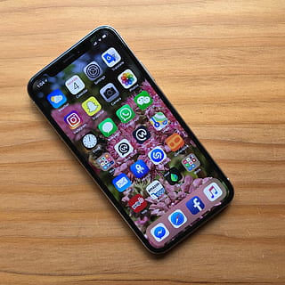Apfel, iphone, iphone x, Apps, Startbildschirm, Telefon, Tabelle, Holz - Material, Stillleben, drinnen, mehrfarbig, High Angle View, keine Leute, Nahansicht, Kommunikation, Nummer, Wahl, Kunst und Handwerk, Technologie, Text, direkt darüber, in einer Reihe, westliche Schrift, große gruppe von gegenständen, Seite an Seite, gestalten, persönliches Accessoire, 2K, CC0, gemeinfrei, lizenzfrei
