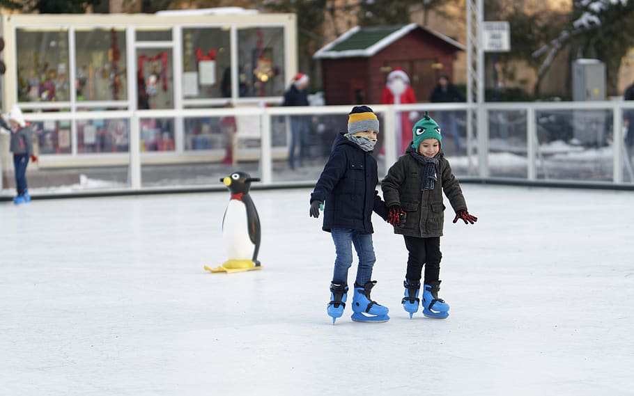 dos, nens, endins, gel, patinatge, camp, acció, noi, fred, diversió, noia, patinatge sobre gel, pista de patinatge sobre gel, moviment, pingüí, gent, recreació, Pare Noél, germans, neu, esport, carrer, desgast, temps, hivern, esports d’hivern, jove, temperatura de fred, roba calenta, pista de gel, longitud completa, esport d'hivern, dues persones, estils de vida, roba, unió, persones reals, activitat d'oci, homes, nen, dones, 5K