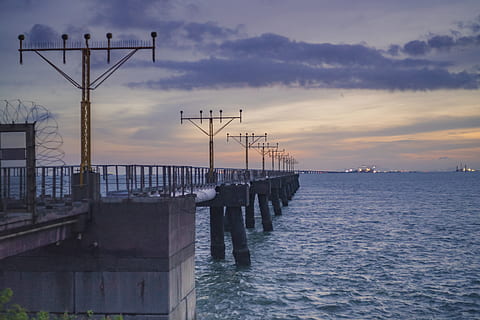 kosong, dermaga, samudra, pantai, jembatan, awan, gelap, Fajar, malam, pelabuhan, Hongkong, pemandangan, cahaya, laut, pantai laut, langit, matahari terbenam, sistem transportasi, air, perahu, pasisir, awan - langit, Arsitektur, struktur yang dibangun, alam, tidak ada orang, keindahan di alam, tepi laut, scenics - alam, koneksi, di luar rumah, crane - mesin konstruksi, angkutan, adegan yang tenang, ketenangan, Tiang Kayu, peralatan konstruksi, 5K, CC0, domain publik, bebas royalti