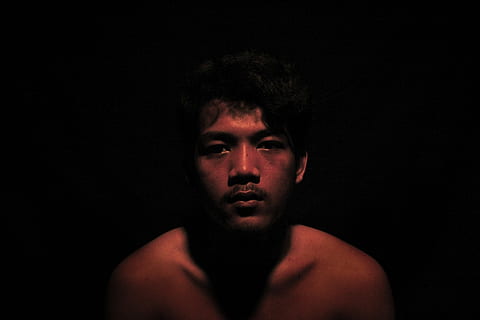 umore, potrait, se stesso, auto ritratto, rosso, arrabbiato, triste, sfondo, studio, foto, ritratto, una persona, girato in studio, sfondo nero, colpo alla testa, guardando la fotocamera, giovane adulto, vista frontale, in casa, adulto, grave, emozione, A petto nudo, buio, spaventoso, mistero, avvicinamento, volto umano, contemplazione, il petto, 5K, CC0, dominio pubblico, privo di copyright