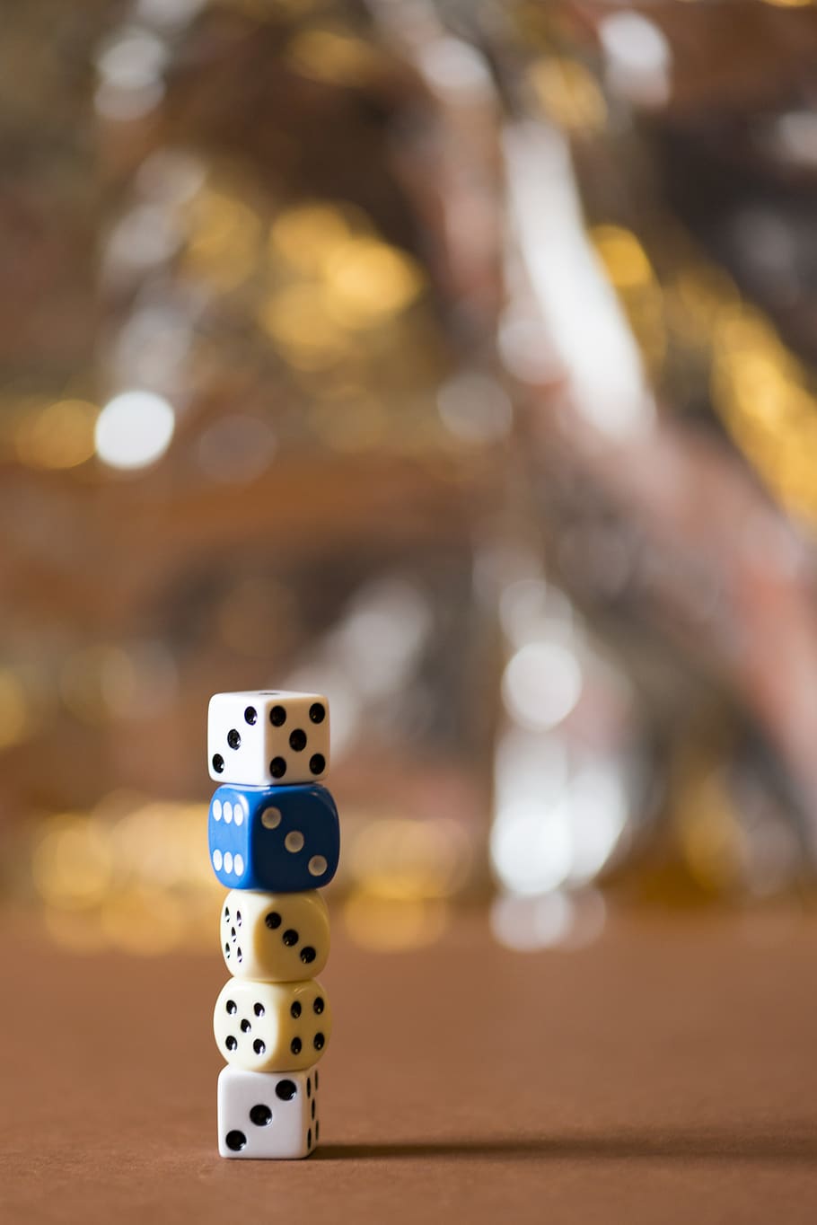 makro, de, spil, pocker, held, fokus på forgrunden, terninger, fritidsspil, gambling, kunstkultur og underholdning, indendørs, bord, ingen mennesker, tæt på, fritidsaktivitet, lempelse, mulighed, fik øje på, stilleben, belyst, legetøj, selektiv fokusering, træ - materiale, linseflare, 4K