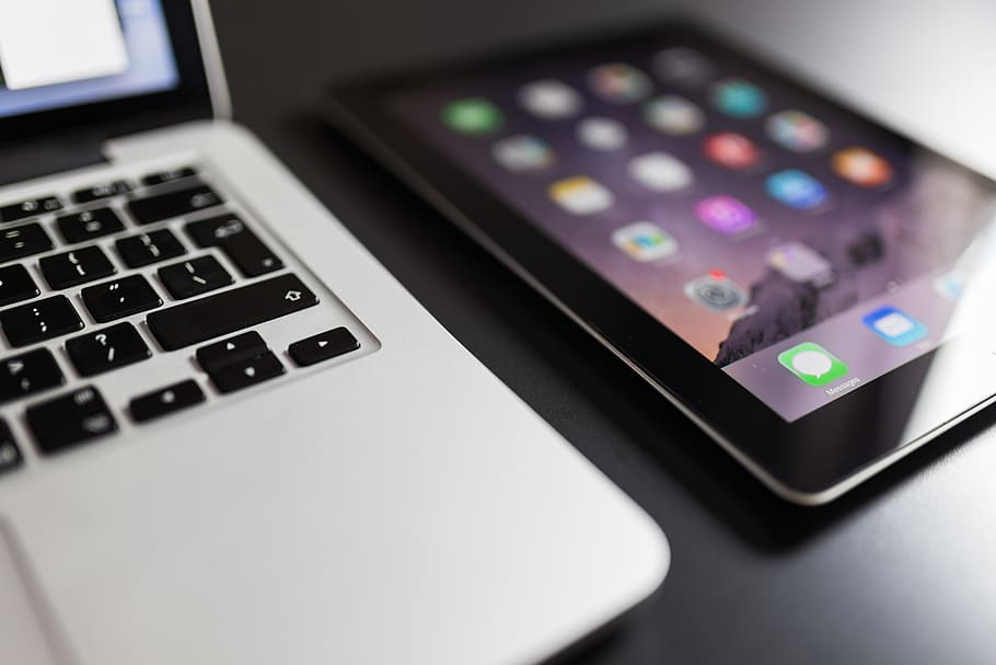 MacBook, portàtil, ordinador, ipad, tauleta, tecnologia, dispositius, objectes, negocis, oficina, escriptori, tecnologia sense fils, dispositiu d’informació portàtil, comunicació, connexió, telèfon intel·ligent, teclat, primer pla, telèfon mòbil, equips informàtics, a l'interior, teclat d’ordinador, cap gent, Internet, enfocament selectiu, pantalla, portabilitat, xarxa d’ordinadors, clau d’ordinador, equipament elèctric, 5K