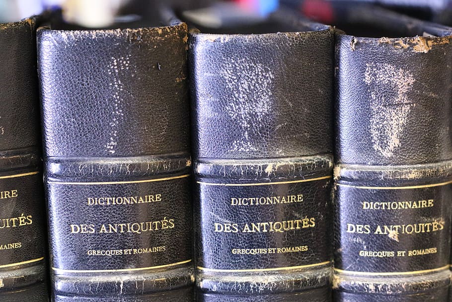 bøger, gammel, bibliotek, viden, Information, bogreol, tekst, tæt på, uddannelse, ingen mennesker, indendørs, Bestil, stilleben, offentliggørelse, vestlige script, læring, i en række, meddelelse, arrangement, fuld ramme, stak, fokus på forgrunden, kunstkultur og underholdning, blå, indbundet bog, 5K