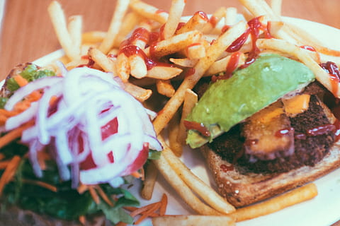 veganske burger, chips, baggrund, bestyrelse, brød, burger, Cheddar, ost, køkken, lækker, hurtig, mad, pommes frites, sund og rask, junk, salat, måltid, kød, plade, sandwich, snack, tomat, veganer, vegetarisk, hvid, træ-, mad og drikke, klar til at spise, friskhed, fastfood, tæt på, sund kost, grøntsag, indendørs, kartoffel, forberedt kartoffel, overbærenhed, ingen mennesker, selektiv fokusering, stilleben, velvære, fristelse, pynt, porcelæn, aftensmad, fastfood pommes frites, 4K, CC0, offentligt domæne, royaltyfrie