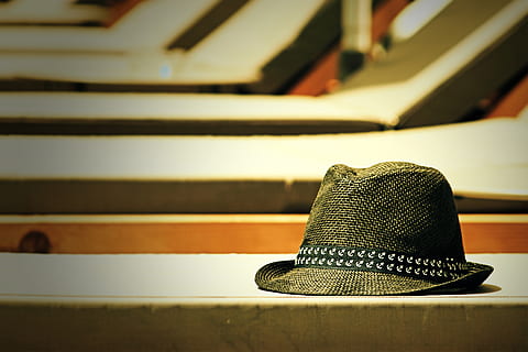 sommer, hat, humør, hvile, ferier, udendørs, livsstil, fritid, indendørs, stilleben, ingen mennesker, tæt på, tøj, fokus på forgrunden, mønster, trappe, dag, selektiv fokusering, bord, fravær, personlige tilbehør, metal, sikkerhed, enkelt objekt, træ - materiale, sollys, transportmidler, 4K, CC0, offentligt domæne, royaltyfrie